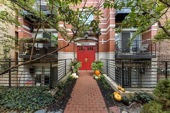 Building Photo - 3 bedroom in Chicago IL 60613