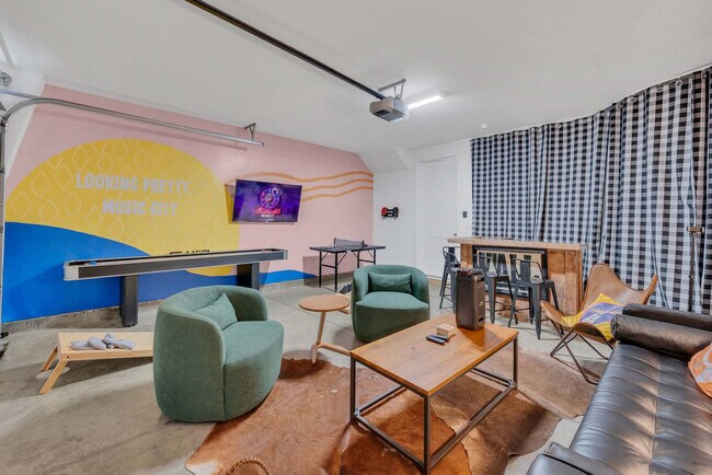 Building Photo - 516 27th Ave N