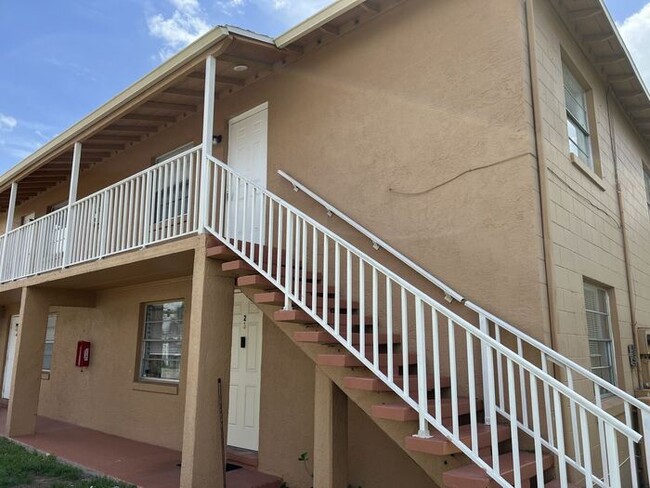 Building Photo - Beautiiful Palm Gardens 2 bedroom, 1 bath ...