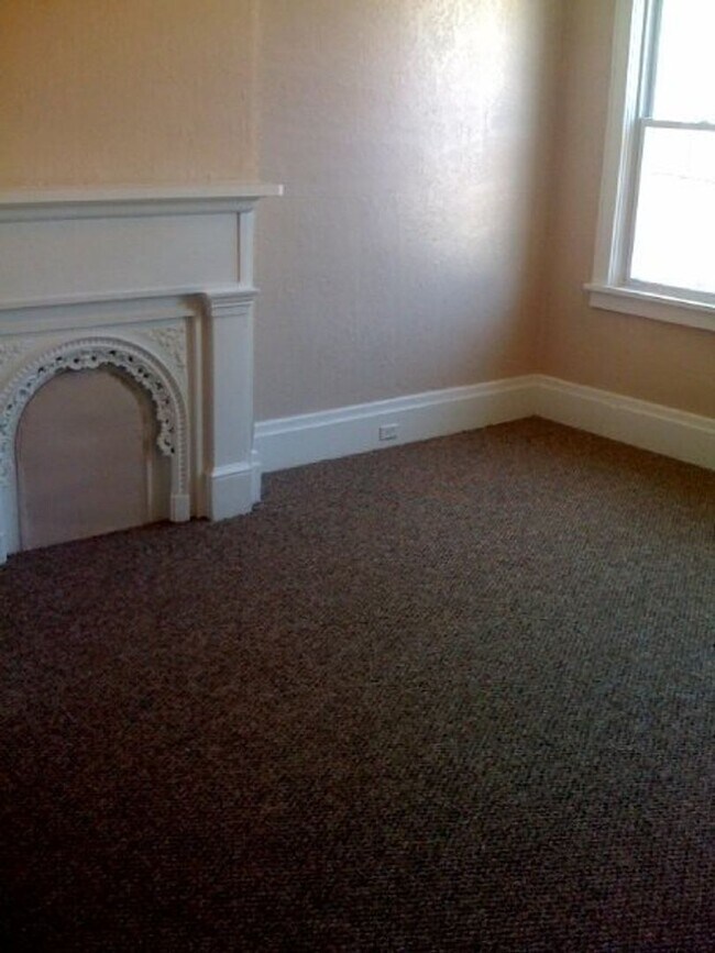 Building Photo - Large Renovation in South Side Flats! A/C,...
