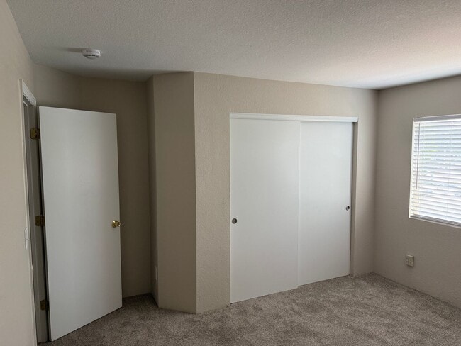 Building Photo - Spacious 4-bed, 3-bath home on a quiet cul-de-sac — no lawn maintenance required.
