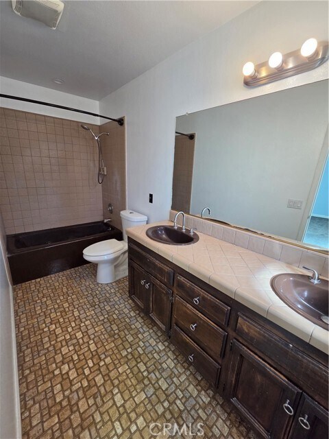 Building Photo - 696 Tilia St