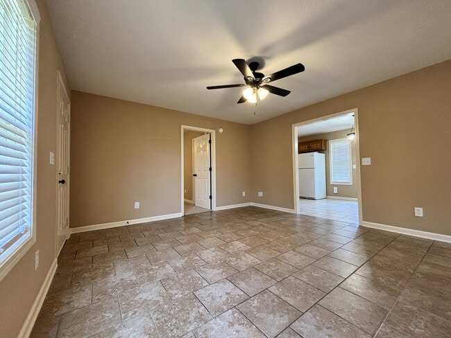 Building Photo - 546 Carter Ln