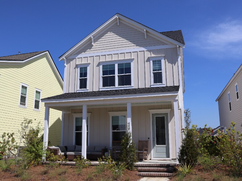 Building Photo - 680 Blueway Ave