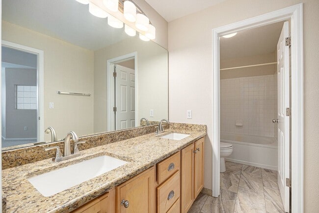 Building Photo - Bright & Spacious End-Unit Townhome with High Ceilings, Fireplace and over 1500 sqft of Living Sp...