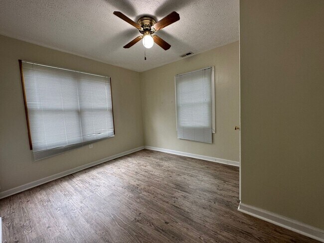 Building Photo - 1528 Redwood Dr