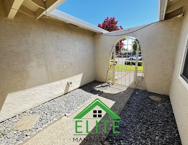 Building Photo - Charming 3?Bed/2?Bath Rosemont Ranch — Mod...