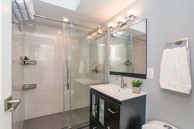 Building Photo - 32 Cherokee St