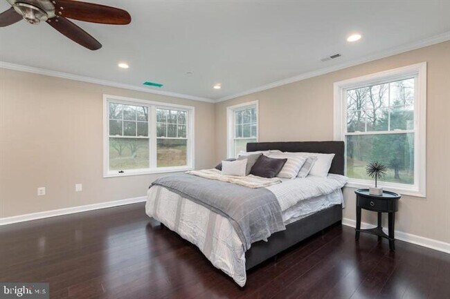 Building Photo - 1201 Regal Ln