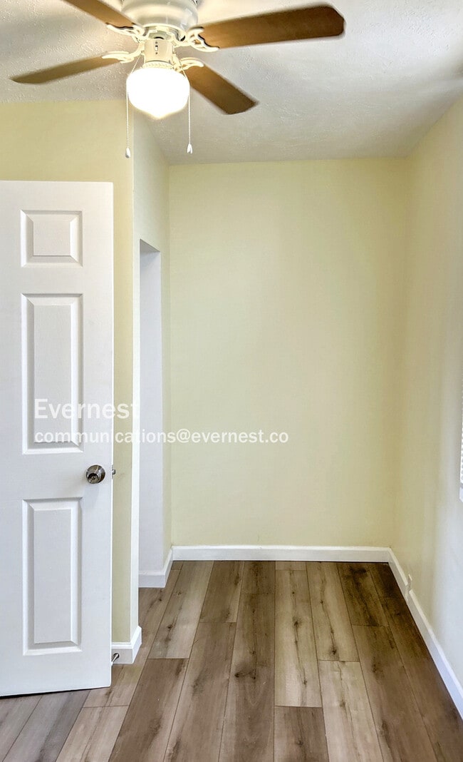 Building Photo - 1050 Holmden Ave
