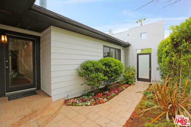 Building Photo - 8049 Briar Summit Dr