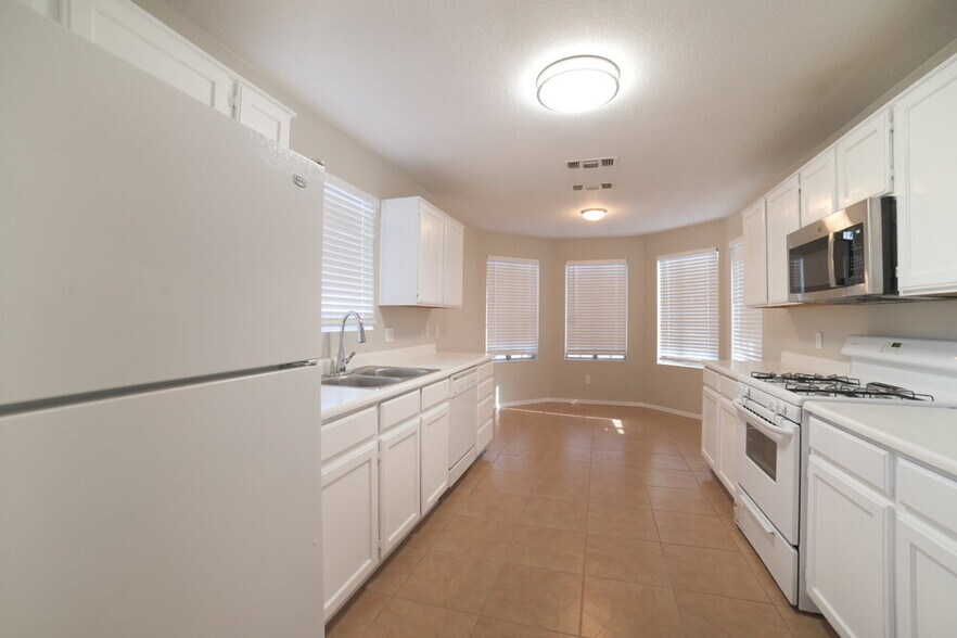 Building Photo - 8556 W Ocotillo Rd