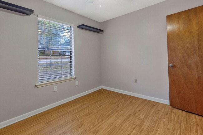 Building Photo - 400 31st St