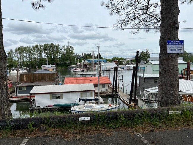 Building Photo - 2 Bed, 2 1/2 Bath townhome close to the Ri...
