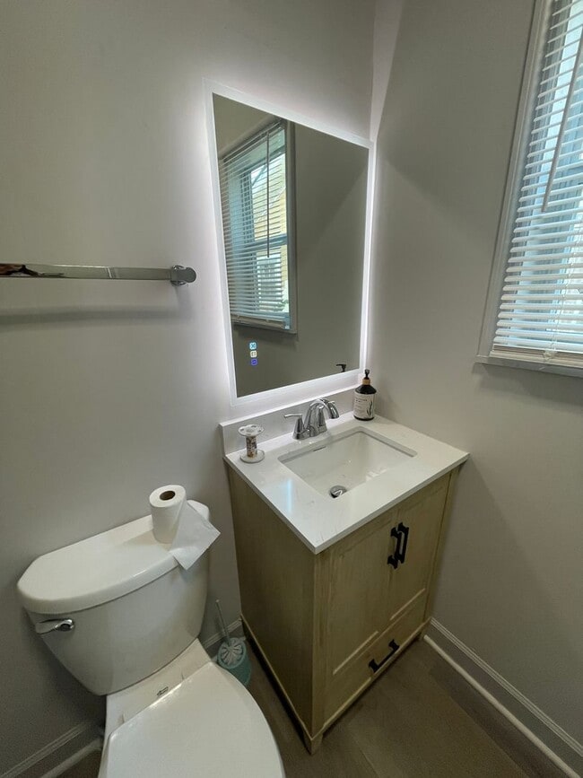 Building Photo - 2 bedroom, 1 bathroom home located in the ...