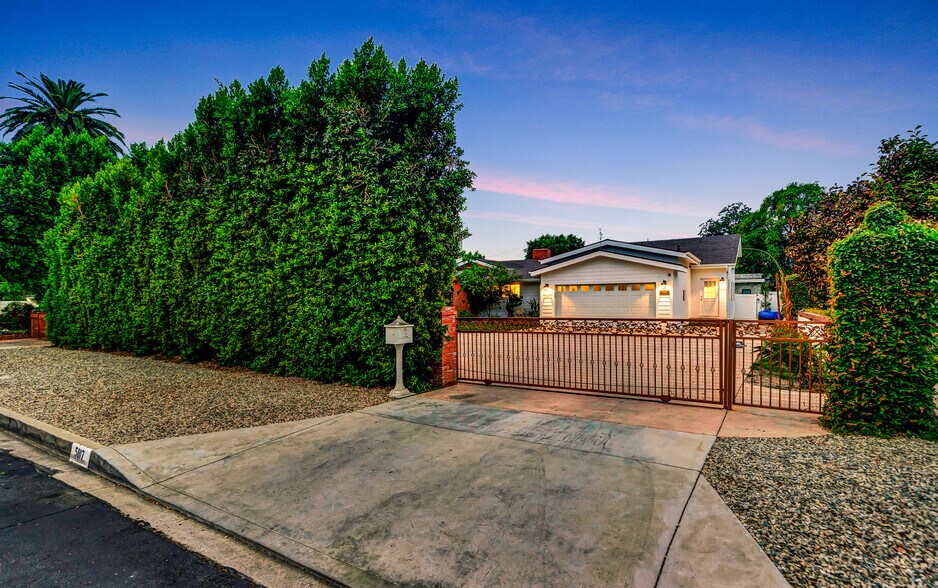 Building Photo - 5817 Ranchito Ave