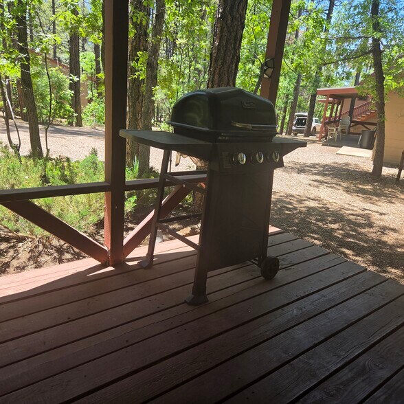 Cabin 7 BBQ - 165 E White Mountain Blvd