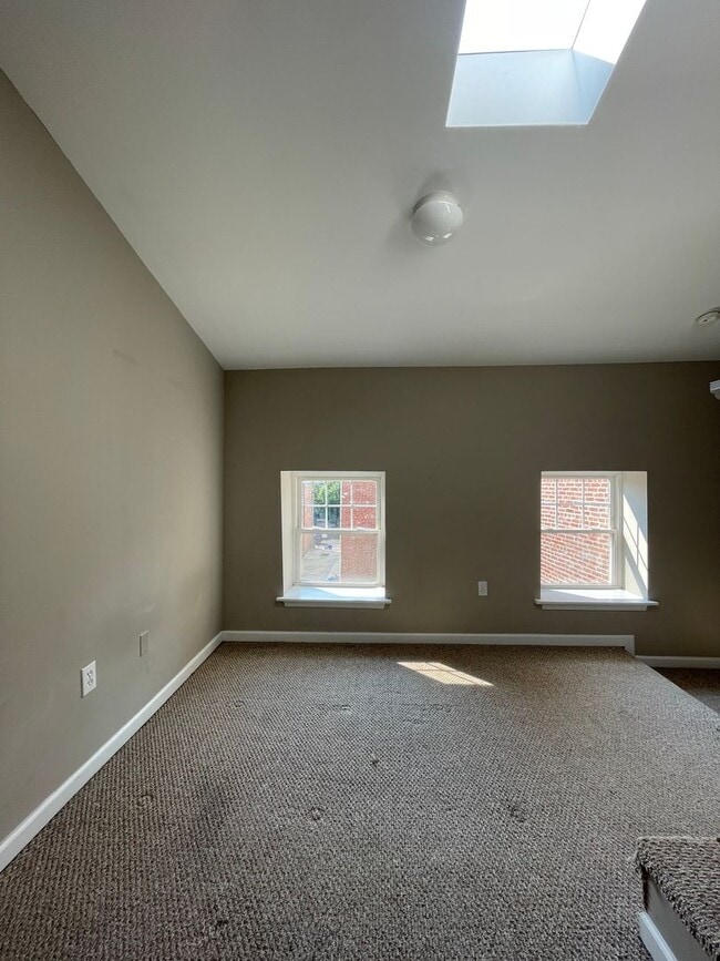Building Photo - Cozy One Bedroom Townhome w/ All Amenities...
