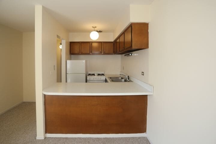 Building Photo - 675 W Wrightwood Ave
