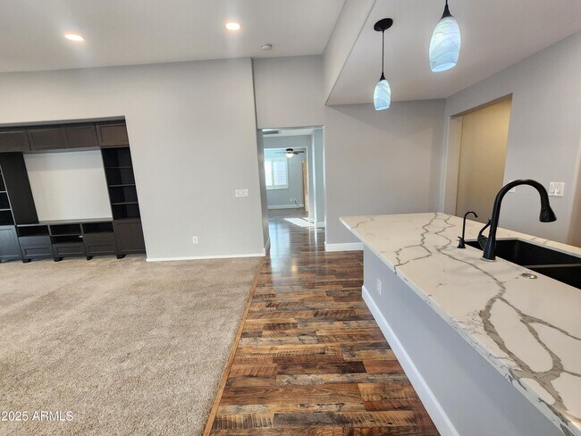 Building Photo - 2009 E Lindrick Dr