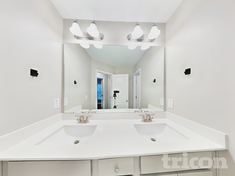 Building Photo - 100 E Goodwin Chase Ln