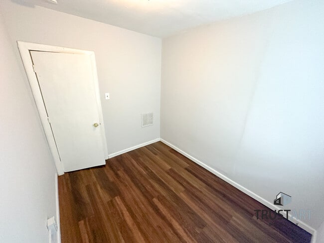 Building Photo - 3 bedroom house with backyard and basement.