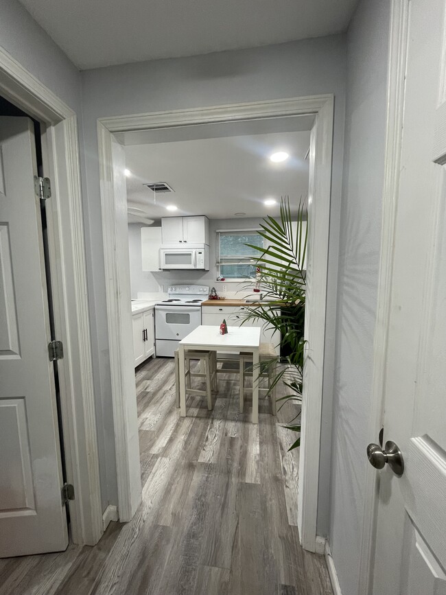 Building Photo - 208 E Magnolia St