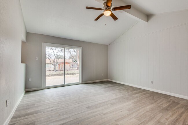 Building Photo - Beautifully Updated, Modern Finishes!