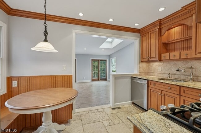 Building Photo - 16-21 Split Rock Rd