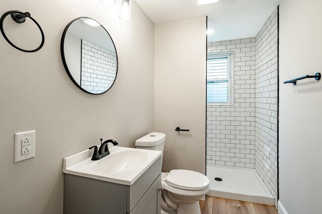 Building Photo - 235 W Chestnut St