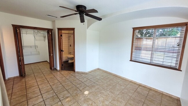 Building Photo - 3 Bed 2 Bath House With Spacious Family Ro...