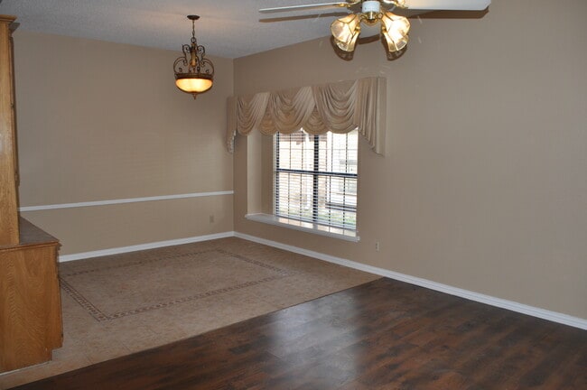 Building Photo - 2906 Kingswood Dr