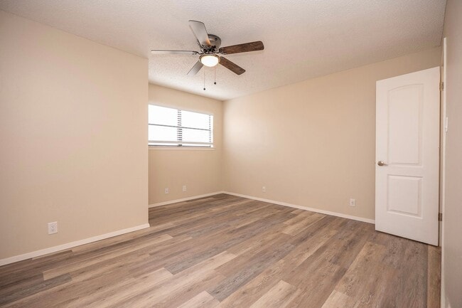 Building Photo - Updated 3-Bedroom Townhome with First-Floor Primary Suite