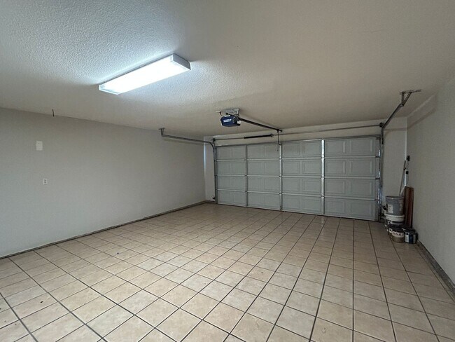 Building Photo - 1732 W Julieanne Ave