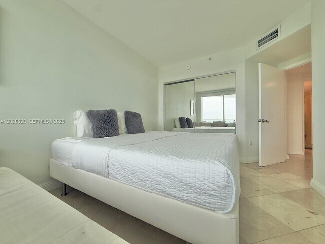Building Photo - 16400 Collins Ave