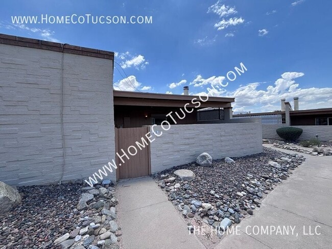 Building Photo - 5215 E Bermuda St