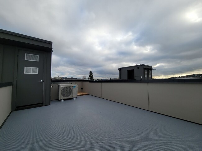 Building Photo - Newer Ballard Townhome with Plenty of Outdoor Space for Rent