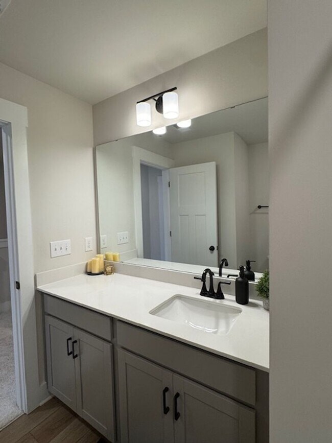 Building Photo - Move In Ready - 3 Bedrooms, 2.5 Baths. Hic...