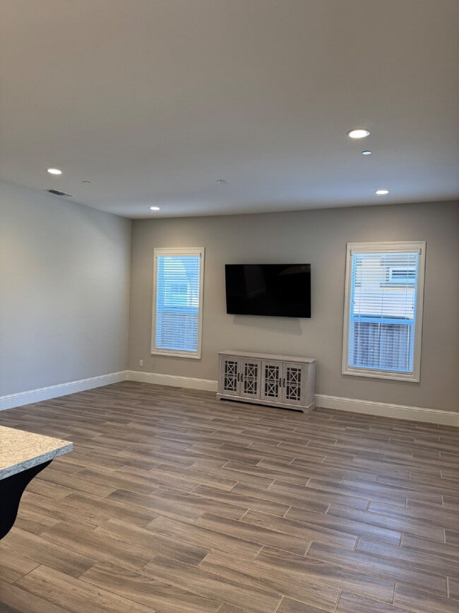 Building Photo - Newer 2 Bed/2 Bath with Office in 55+ Gate...