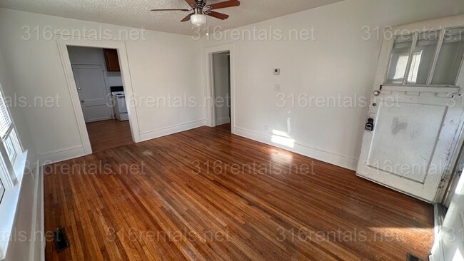Building Photo - $1175 - 3 bed 1 bath - Single Family Home