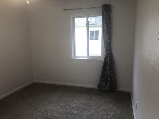 Building Photo - Lisa Johnson Duplex (LJ)