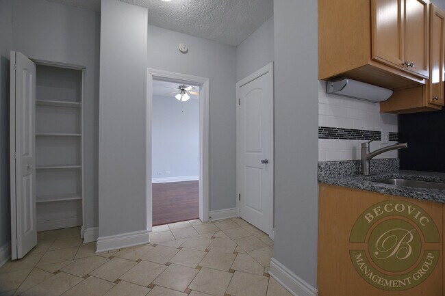 Building Photo - 4520 N Clarendon Ave