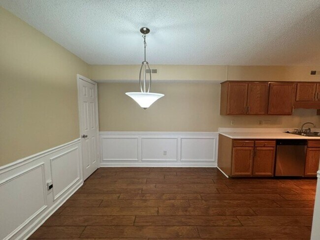 Building Photo - *** $200 OFF FIRST MONTH RENT ***