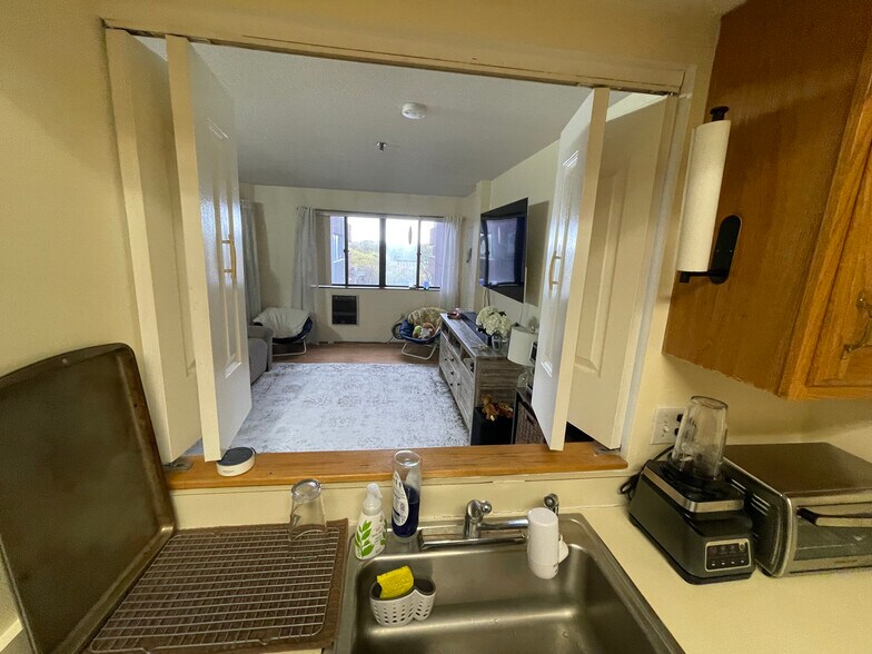 Building Photo - 147 Kelton St