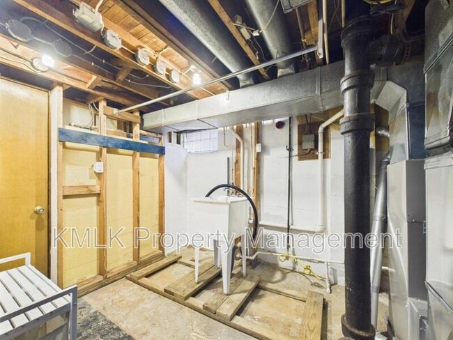 Building Photo - 975 Glenwood St NE