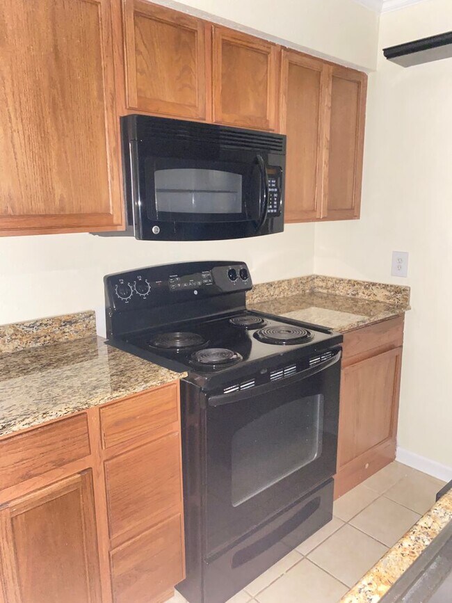 Building Photo - Beautiful Lake Plaza 1 Bedroom / 1 Bath Condo - Awesome Location