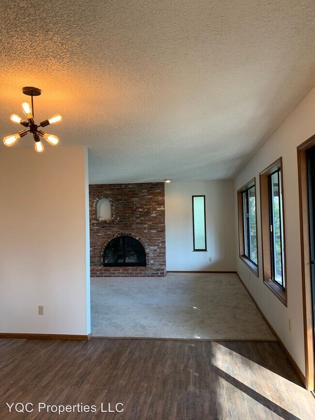 Building Photo - 1504 NE 115th St