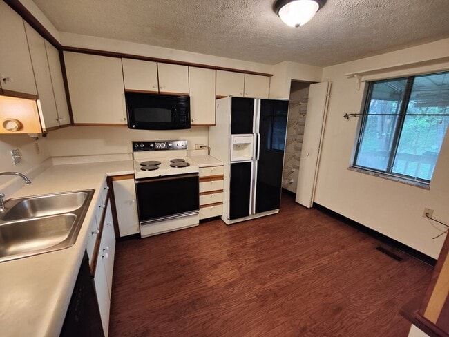 Building Photo - *Spacious & Conveniently Located 3BD/2.5BA Townhouse Available in Bethel Park*