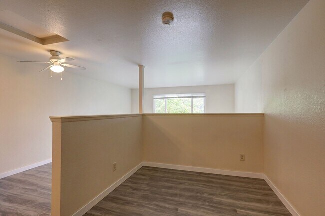 Building Photo - $500 Visa Card Plus 1 Month Free!! Nice Corner Unit Studio Apartment, Great Location!