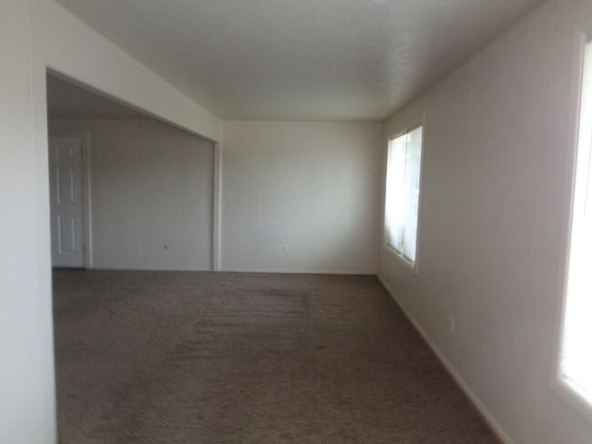 Building Photo - Large Two Bedroom Conveniently located Amenities!